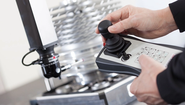 Easy, intuitive operation thanks to
optimal joystick control